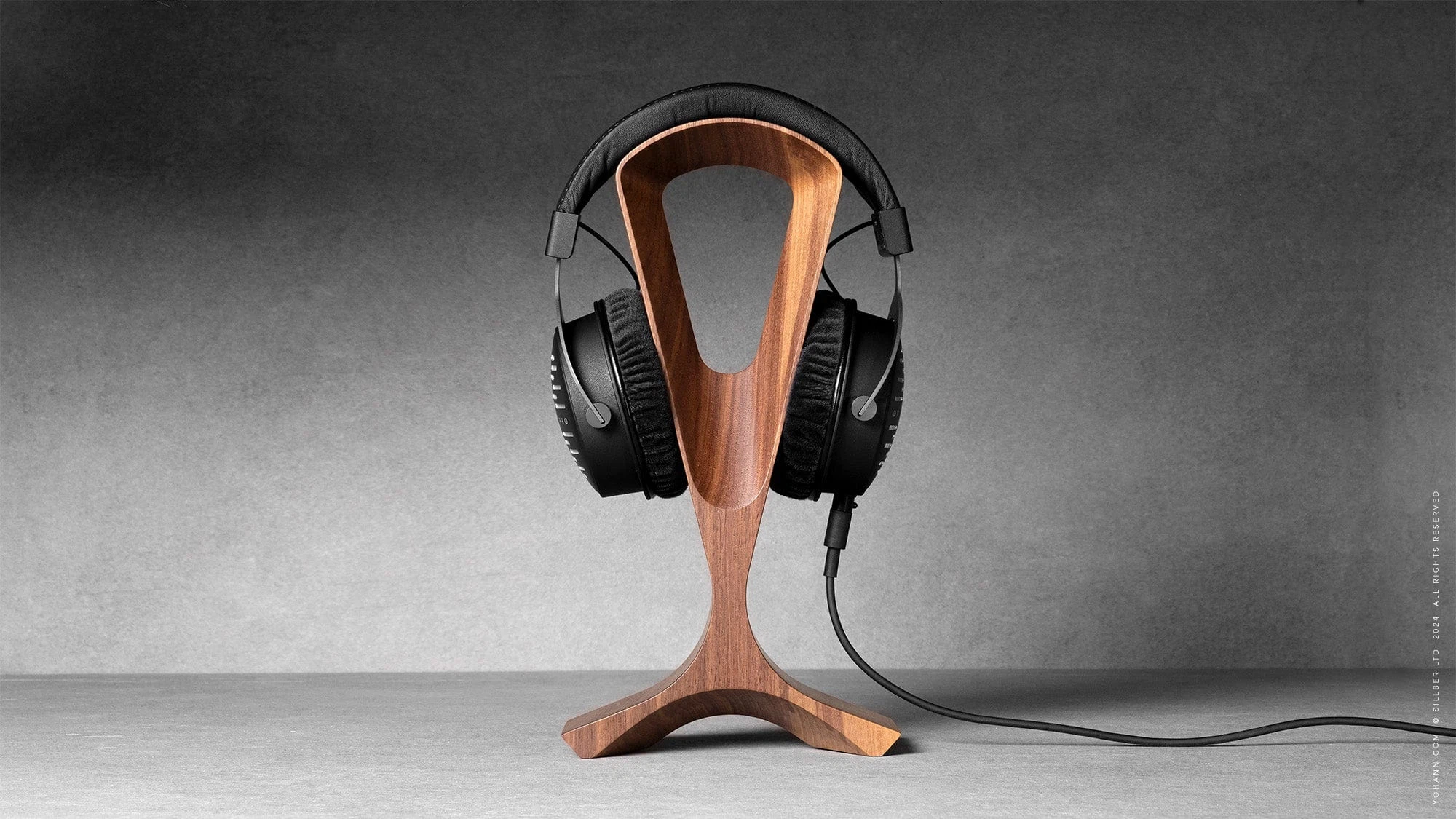 Стойка за аудиофилни слушалки